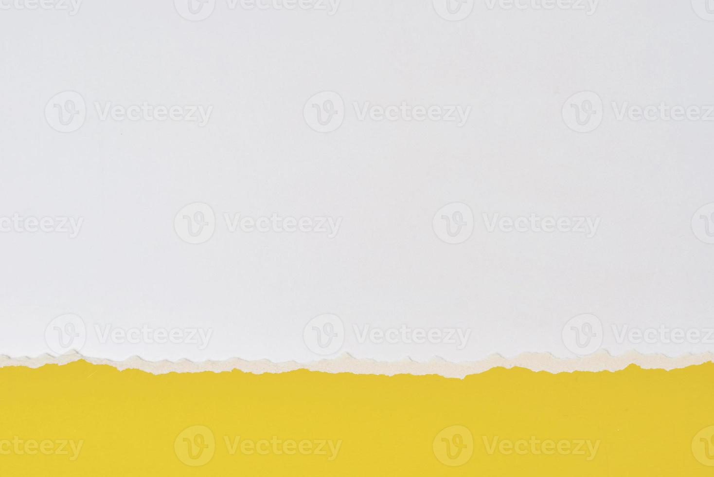 borda de papel rasgado rasgado com um espaço de cópia, fundo de cor branca e amarela foto