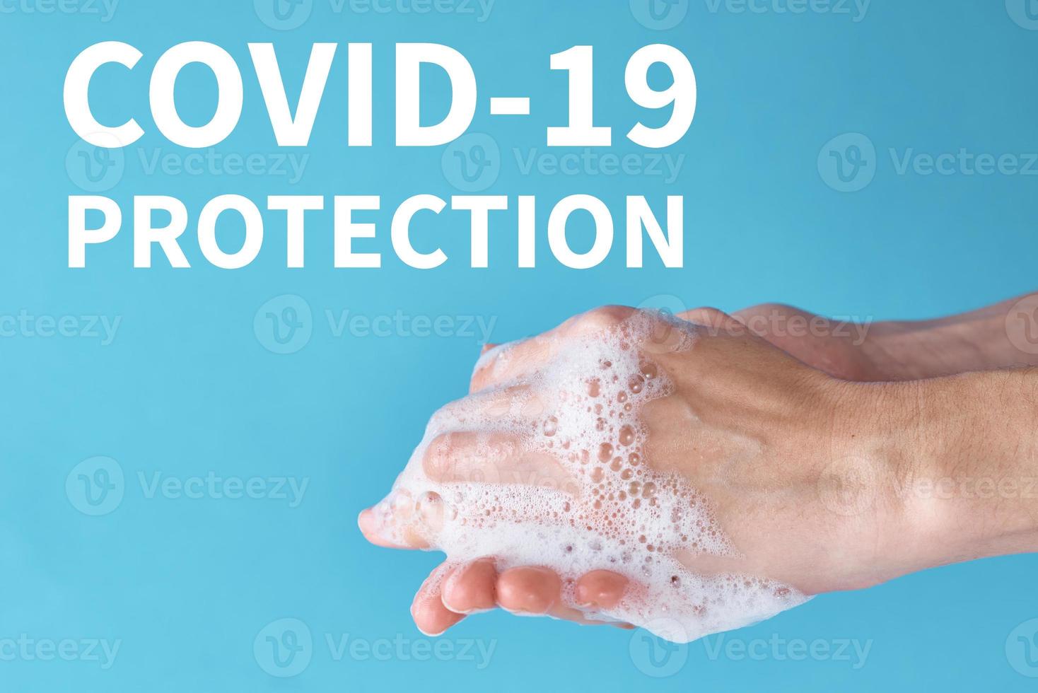conceito de proteção à saúde do surto de covid-19 com o anti-séptico. mulher lava as mãos usando desinfetante ou gel anti-séptico como medida de prevenção para coronavírus em fundo azul foto
