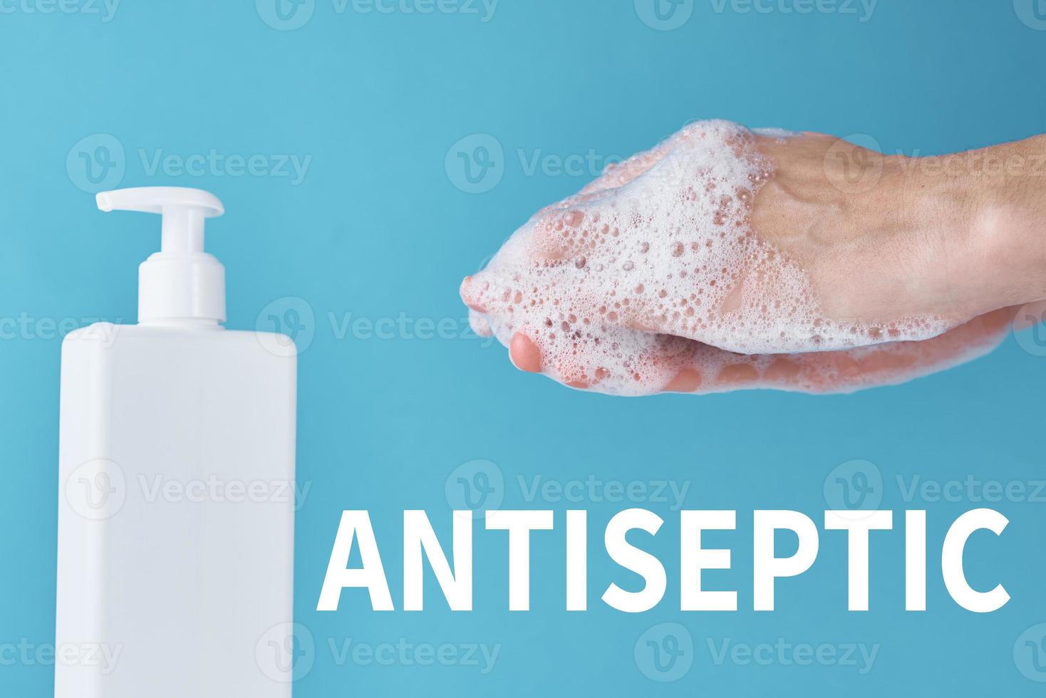 mulher lavar as mãos usando desinfetante ou gel anti-séptico foto