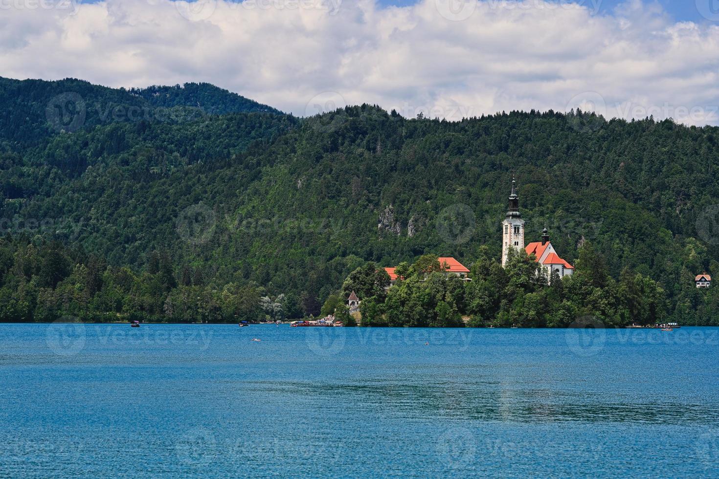 lago sangrou com st. Marys Church of Assuntion na pequena ilha, Eslovênia. foto