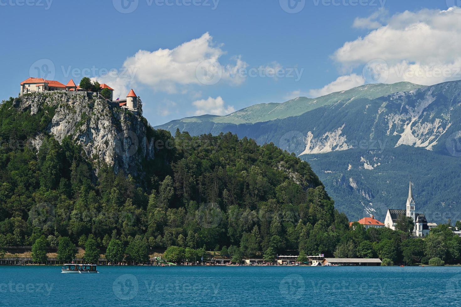 vista do belo castelo de bled com lago bled, eslovênia. foto