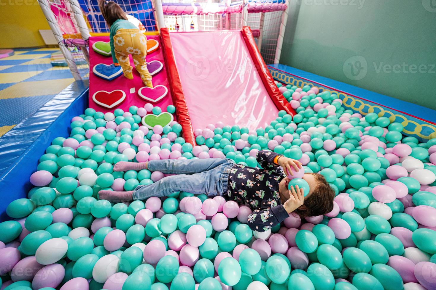 Grupo De Bolas Coloridas Para a Criança Foto de Stock - Imagem de alegre,  playground: 153553718
