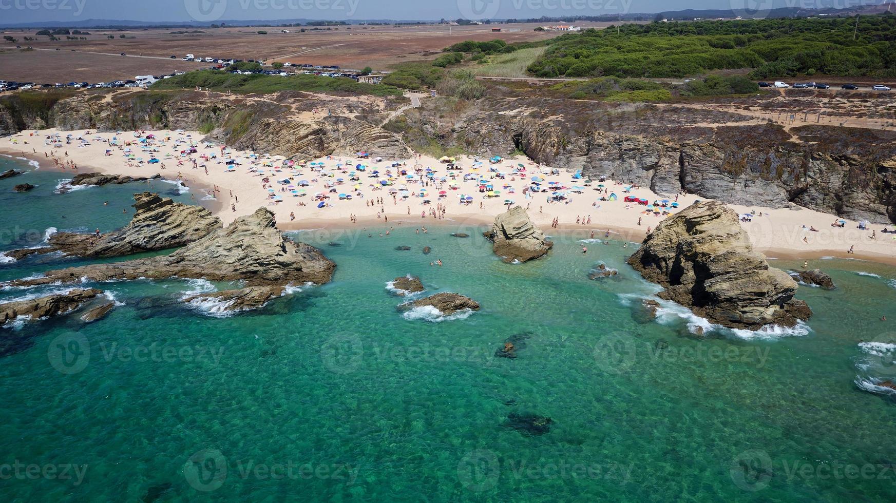 vista aérea drone da praia no algarve, portugal durante as férias de verão. destinos incríveis. viagem e aventura. férias à beira-mar. viagens exóticas. lugares mais visitados. foto