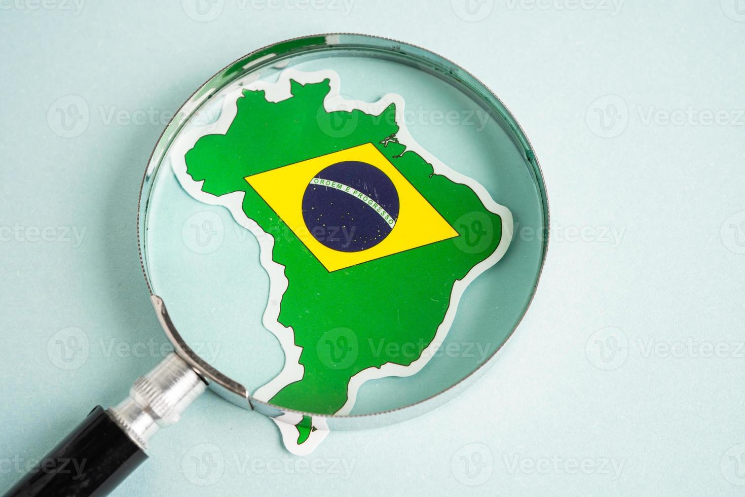 bandeira do brasil e lupa com espaço de cópia. foto