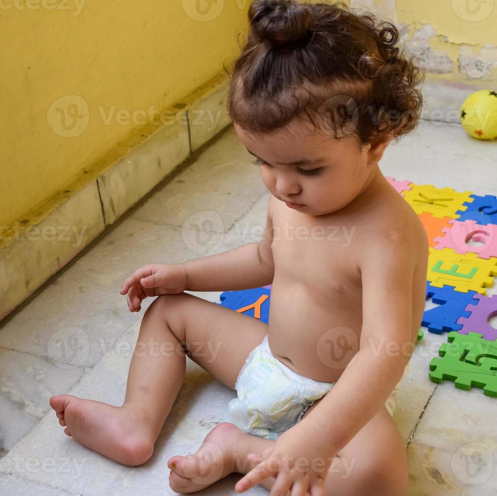 menino bonitinho shivaay sapra na varanda de casa durante o verão, sessão de fotos de menino doce durante a luz do dia, menino curtindo em casa durante sessão de fotos