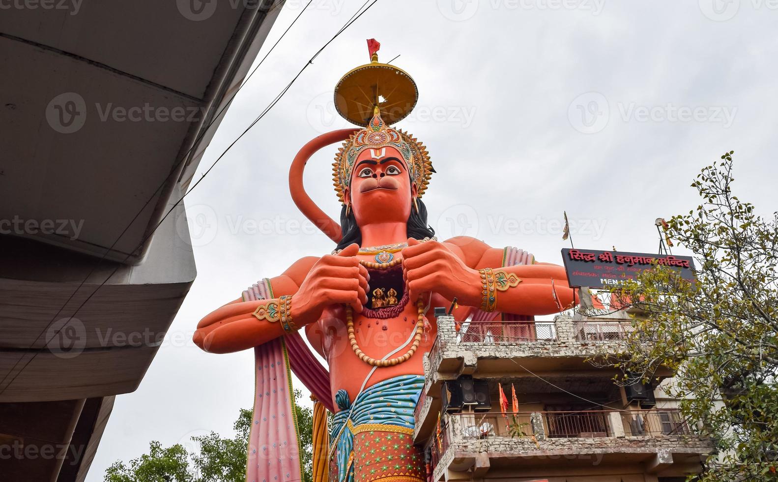 grande estátua do senhor hanuman perto da ponte do metrô de delhi situada perto de karol bagh, delhi, índia, senhor hanuman grande estátua tocando o céu foto