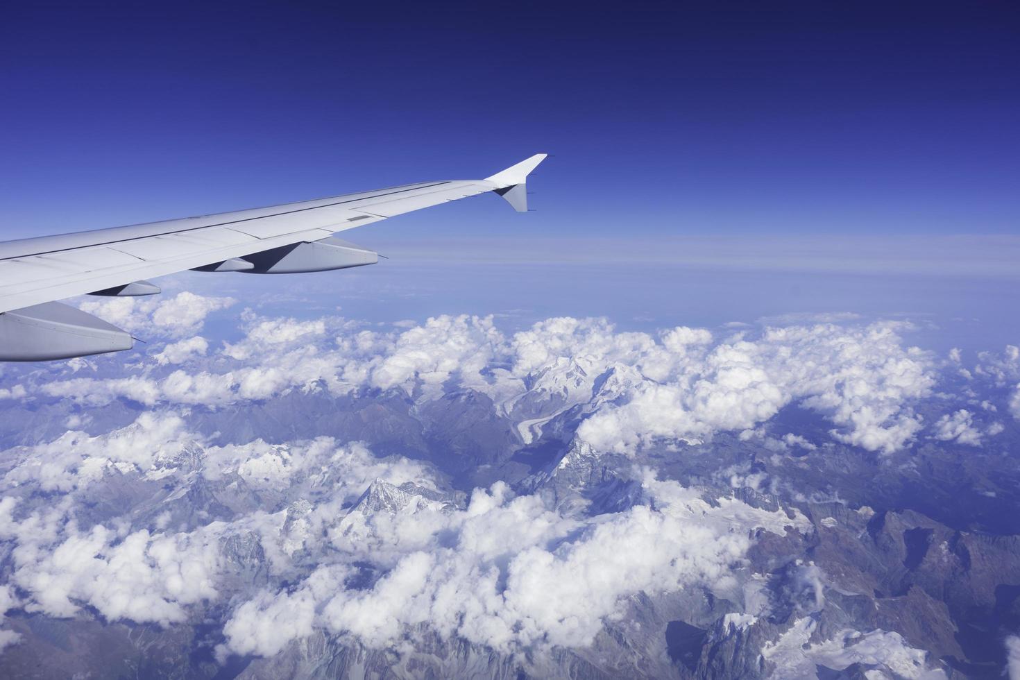 vista de nuvens e montanhas de um avião foto