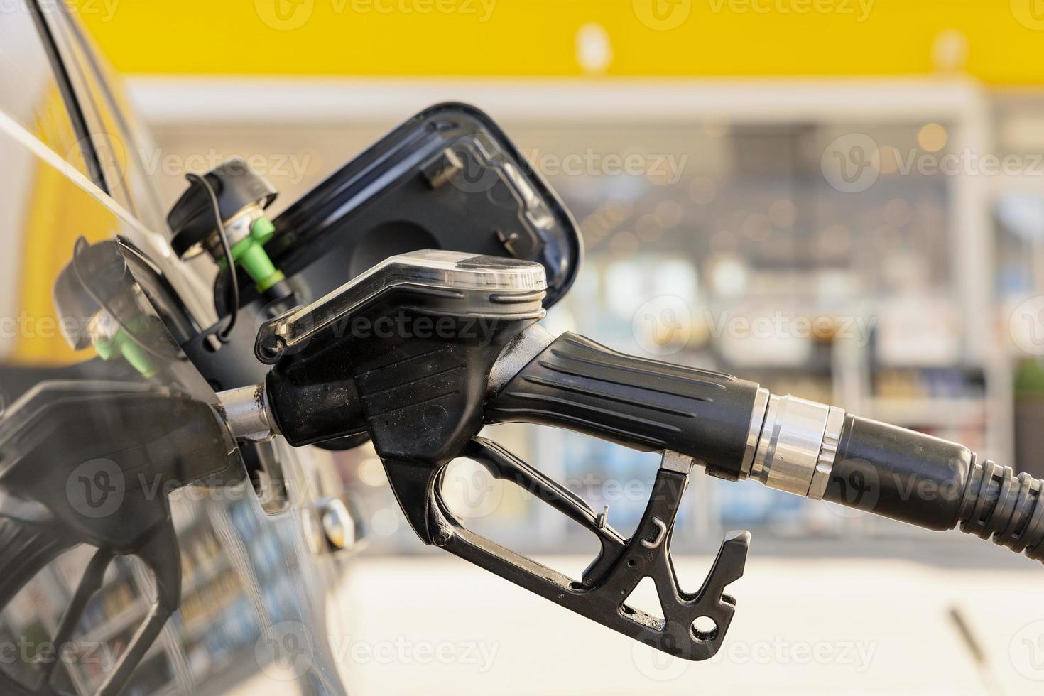 carro reabastecimento no posto de gasolina. vista de perto. combustível, gasolina, diesel está ficando mais caro. indústria petrolífera e serviços. preço da gasolina e conceito de crise do petróleo. foto