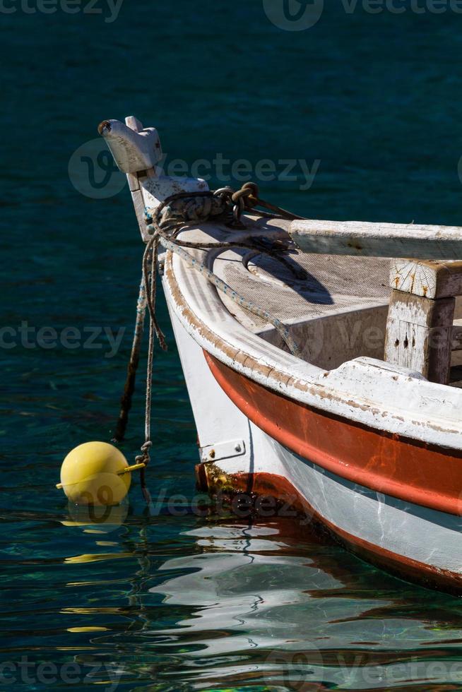 barcos de pescadores tradicionais da grécia foto