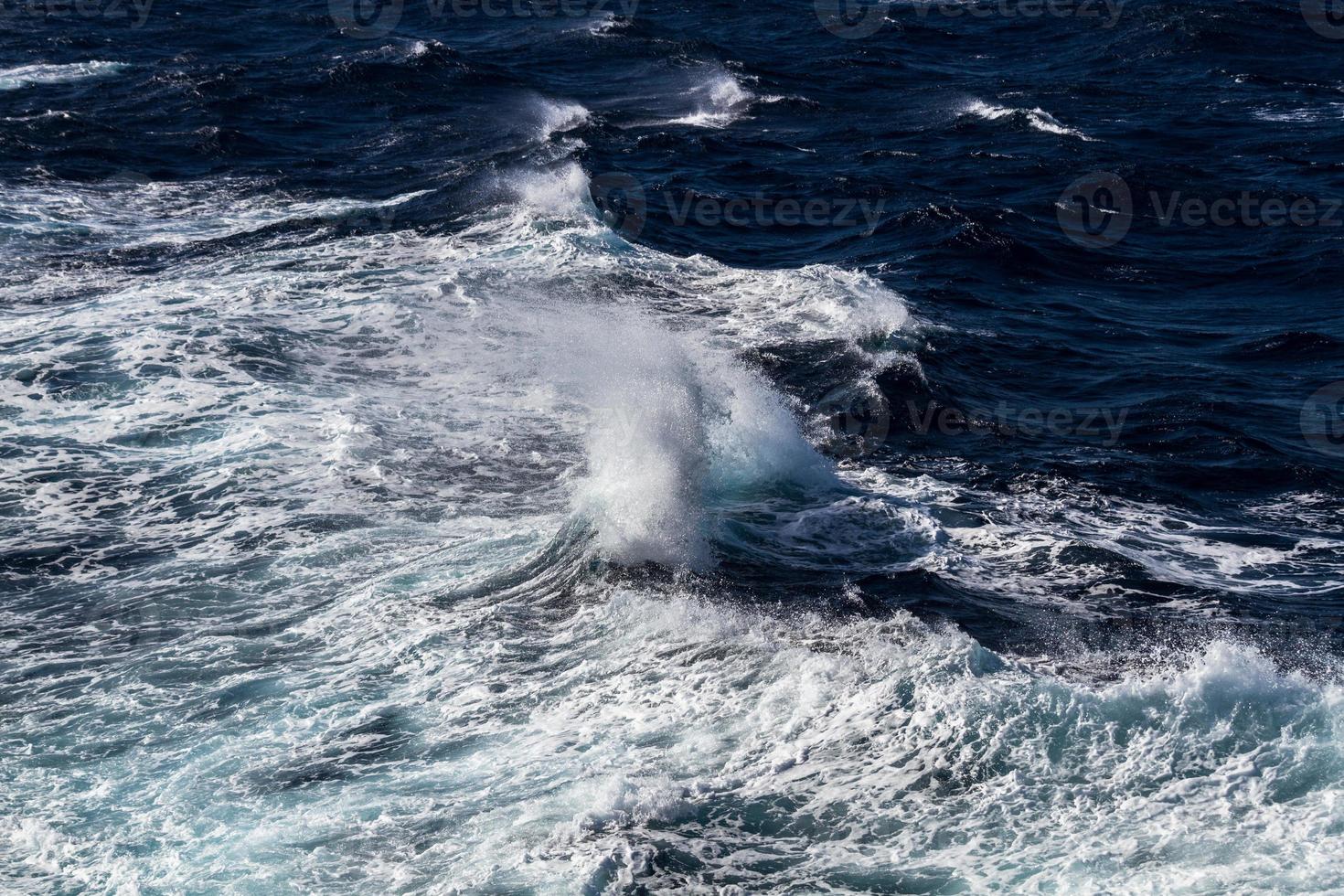 ondas no mar mediterrâneo foto