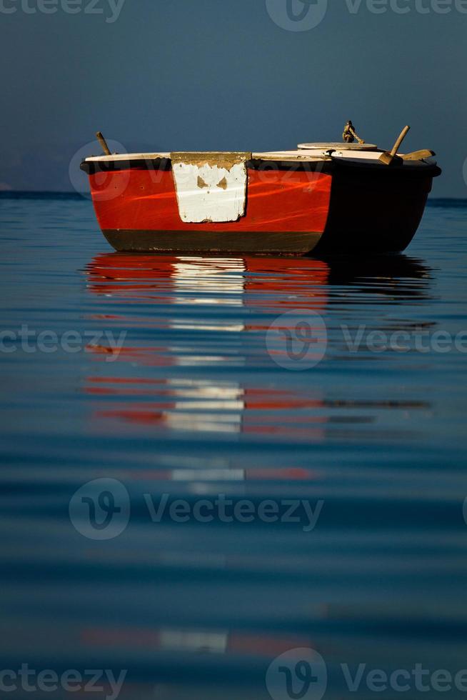 barcos de pescadores tradicionais da grécia foto