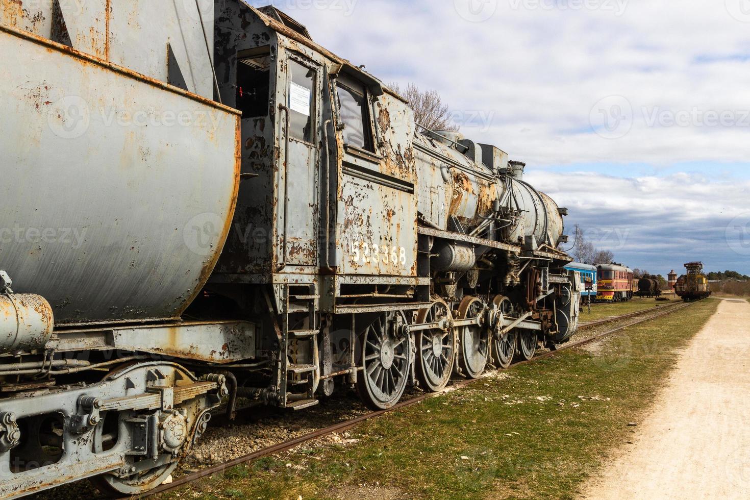 antigos vagões ferroviários e trilhos foto