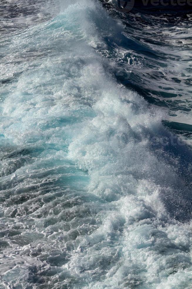 ondas no mar mediterrâneo foto