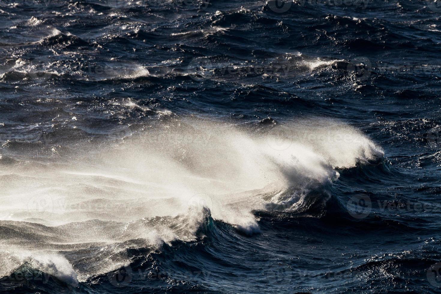 ondas no mar mediterrâneo foto