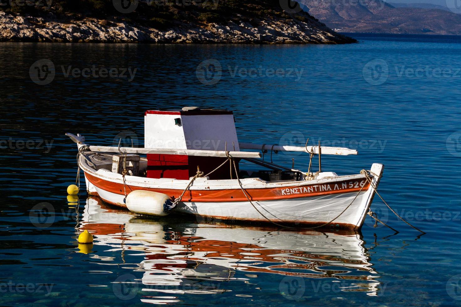 barcos de pescadores tradicionais da grécia foto