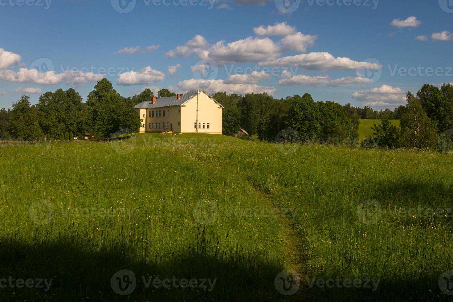 paisagens da zona rural da letônia na primavera foto