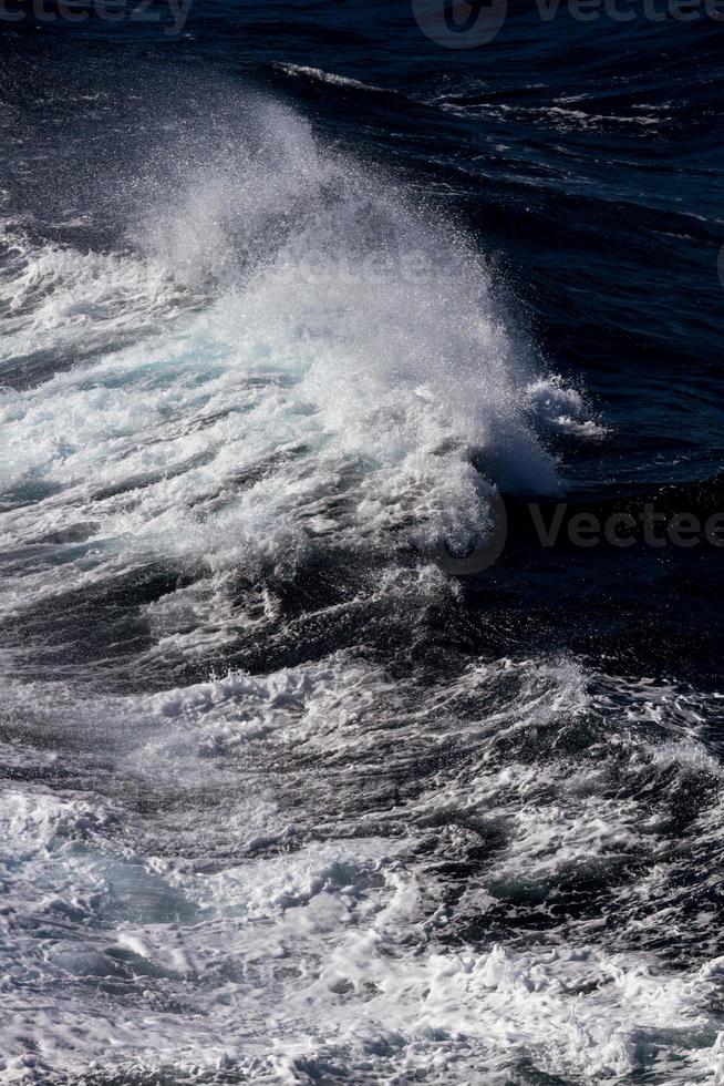 ondas no mar mediterrâneo foto