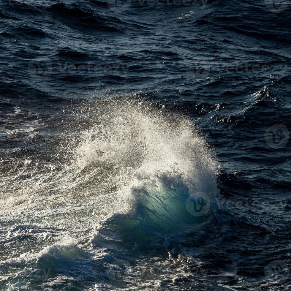 ondas no mar mediterrâneo foto