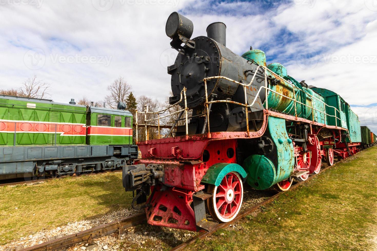 antigos vagões ferroviários e trilhos foto