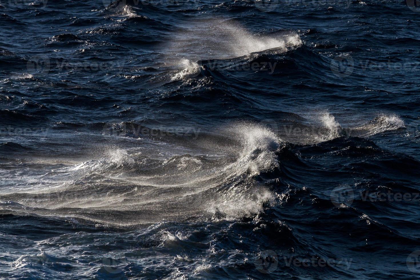 ondas no mar mediterrâneo foto