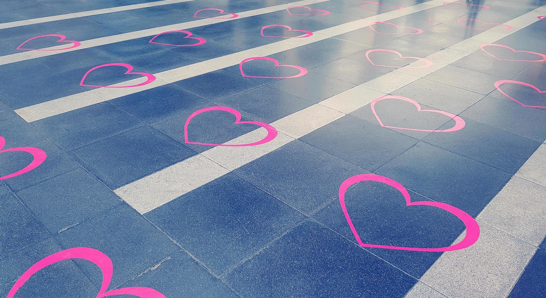 coração rosa decore com linha branca em mármore preto ou piso de granito. decoração no festival dos namorados ou celebração em filtro azul e tom vintage. foto