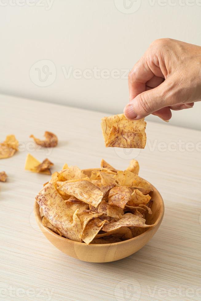 chips de taro doce crocantes - lanche foto