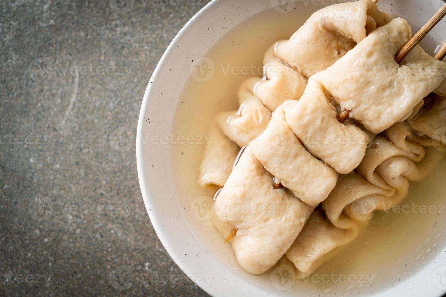 odeng - espeto de bolo de peixe coreano na sopa foto