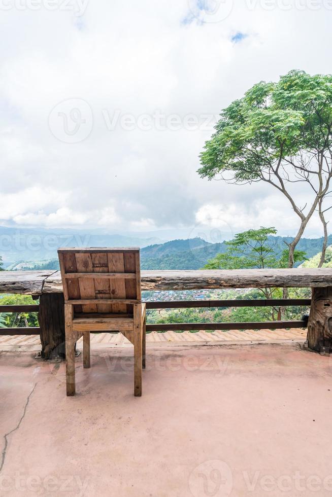 barra de madeira e cadeira com fundo de colina de montanha foto