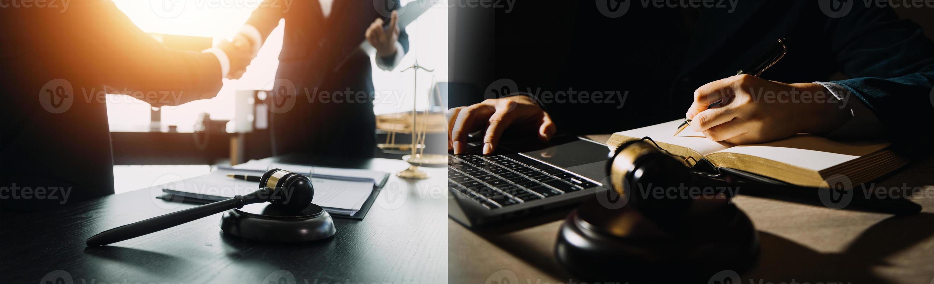 negócios e advogados discutindo documentos de contrato com escala de latão na mesa no escritório. lei, serviços jurídicos, aconselhamento, justiça e imagem de conceito de lei com efeito de grão de filme foto