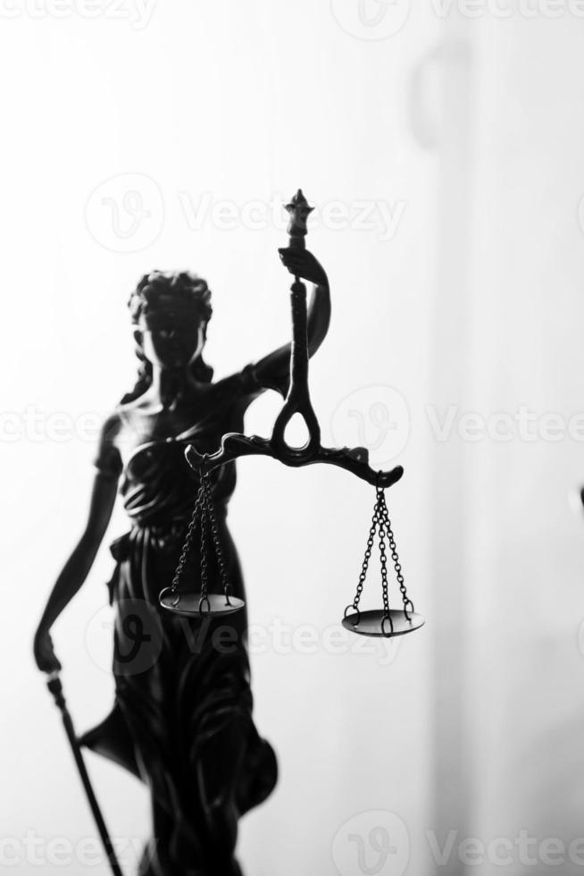 conceito de justiça e direito. juiz masculino em um tribunal com o martelo, trabalhando com, computador e teclado de encaixe, óculos, na mesa na luz da manhã foto