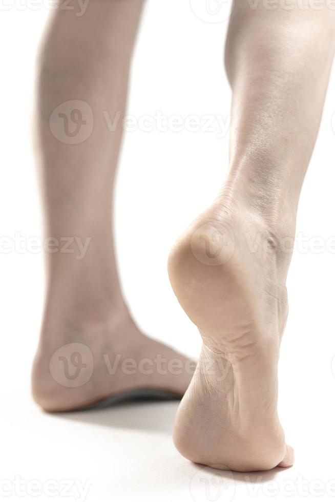 pés de mulher bem lisos dando um passo foto