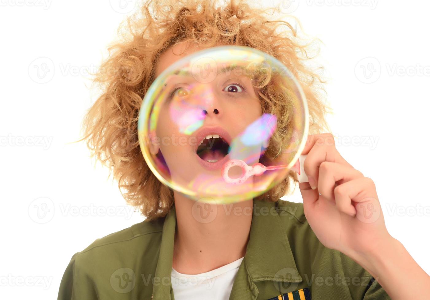 atraente jovem modelo feminino soprando bolhas de sabão foto