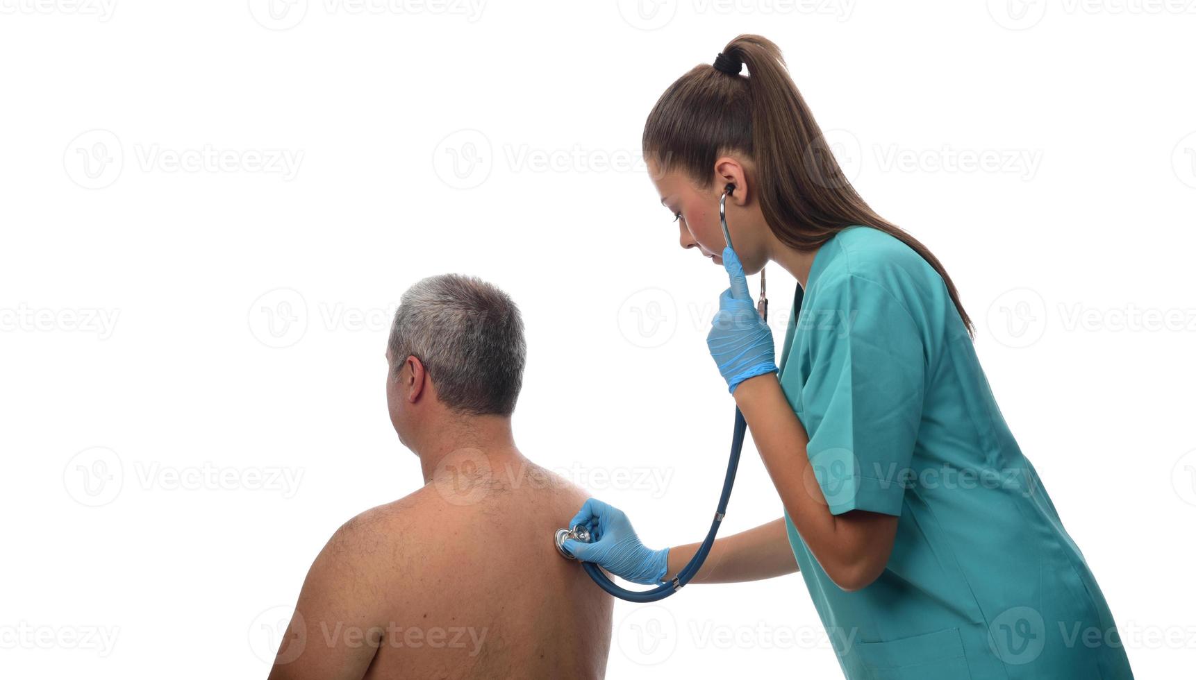 médica verificando paciente com estetoscópio. foto