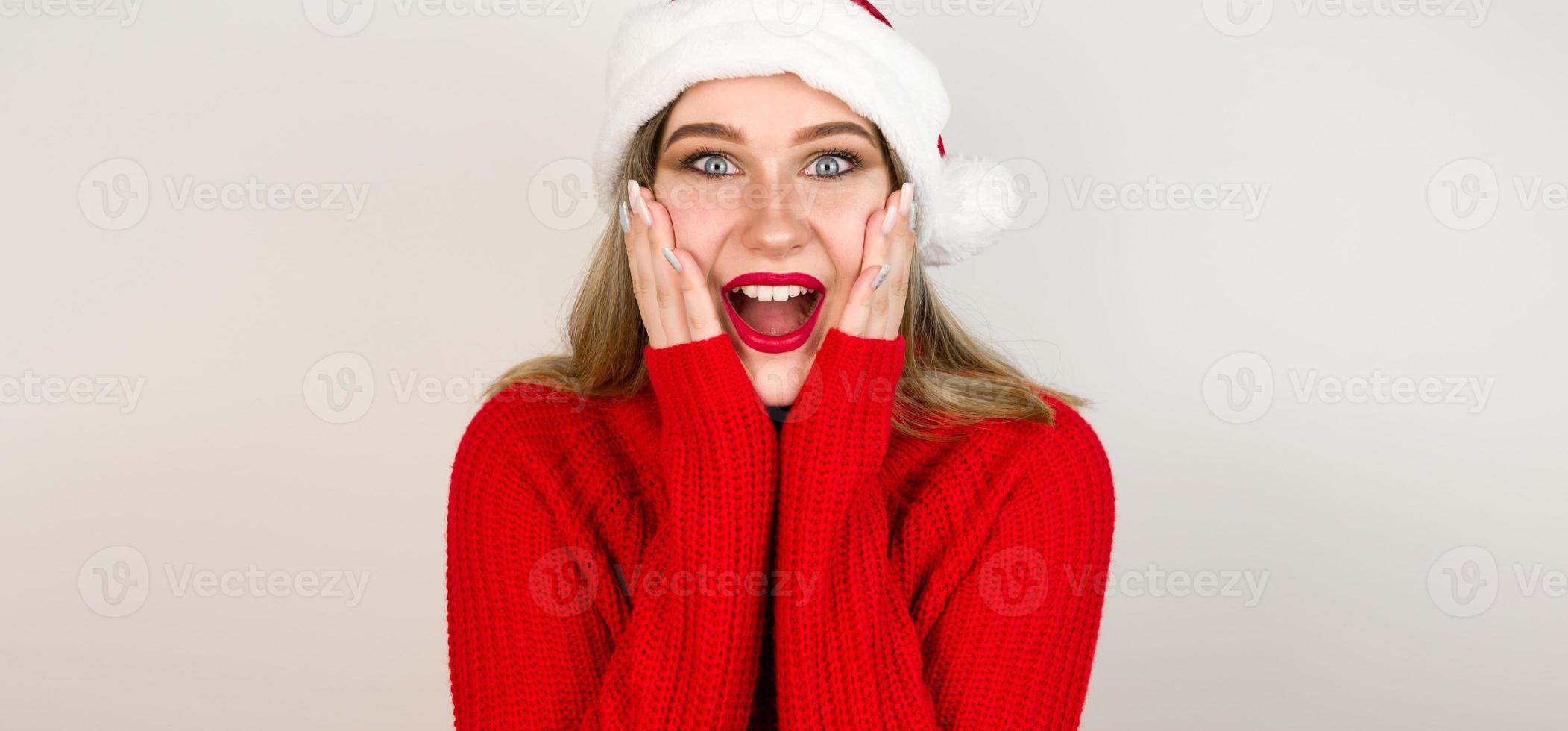 mulher atraente com chapéu de papai noel olhando surpreso e espantado banner de natal com espaço para texto foto