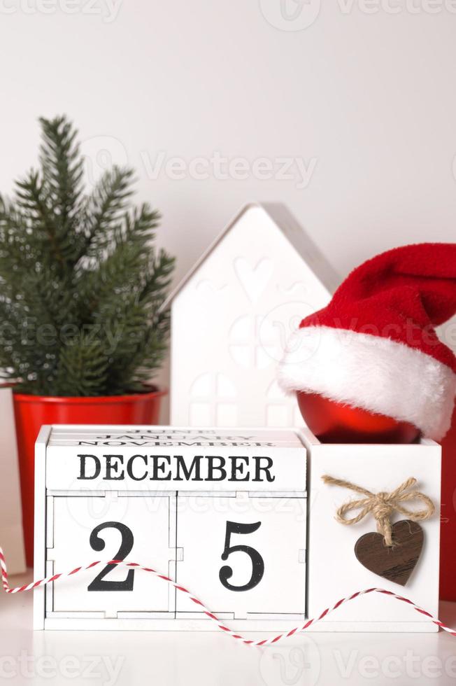 fundo vertical de natal com calendário, abeto, chapéu de papai noel, enfeites etc. 25 de dezembro foto