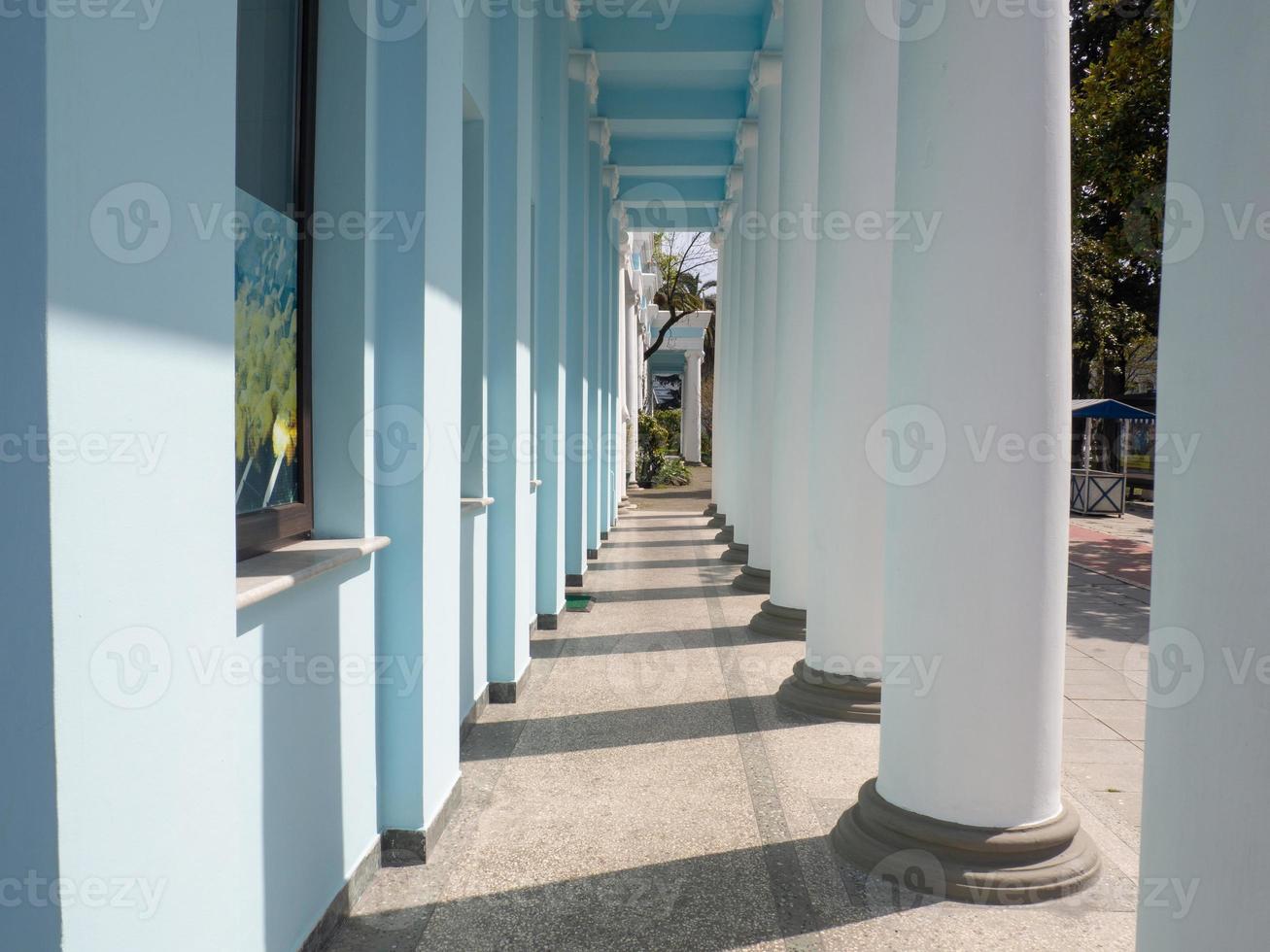 casa com colunas. geometria. vista interior. arquitetura de edifícios antigos. foto