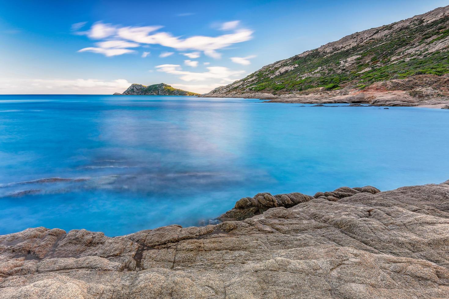 vista panorâmica de cap taillat na área da baía de saint tropez durante o pôr do sol de verão foto