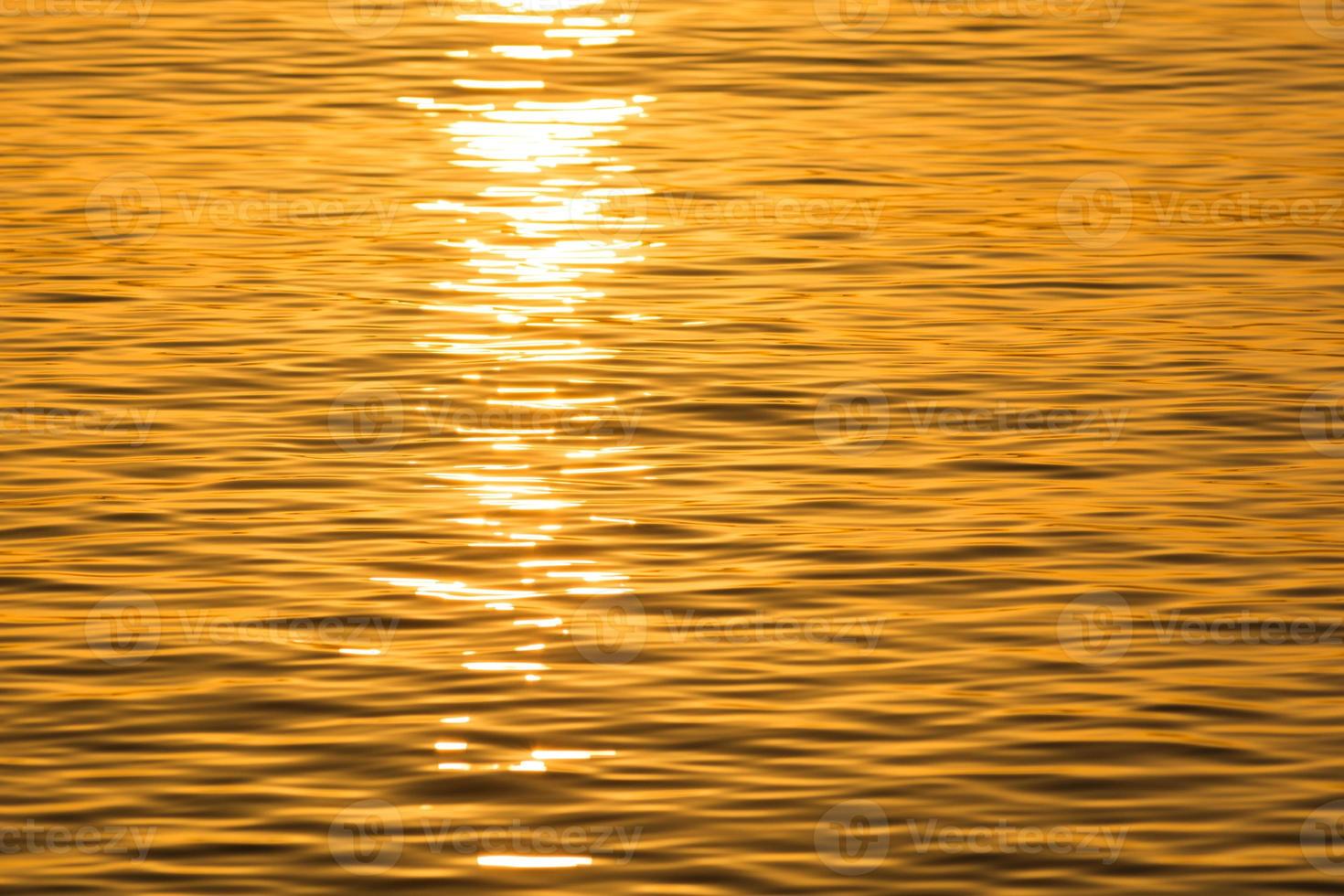 vista panorâmica das ondas na luz amarela do pôr do sol foto