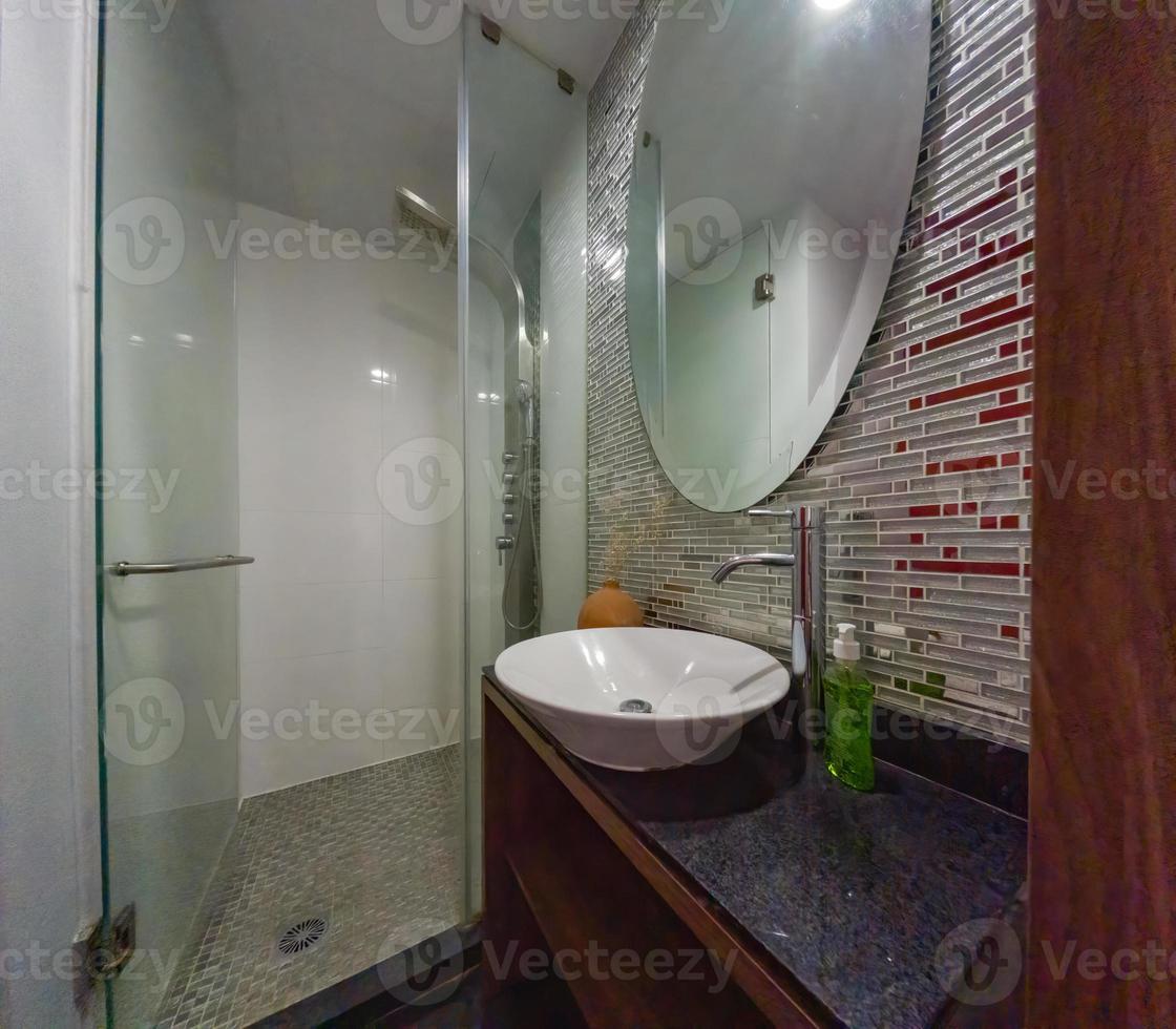 banheiro pequeno de um apartamento decoração moderna, interior elegante, méxico foto