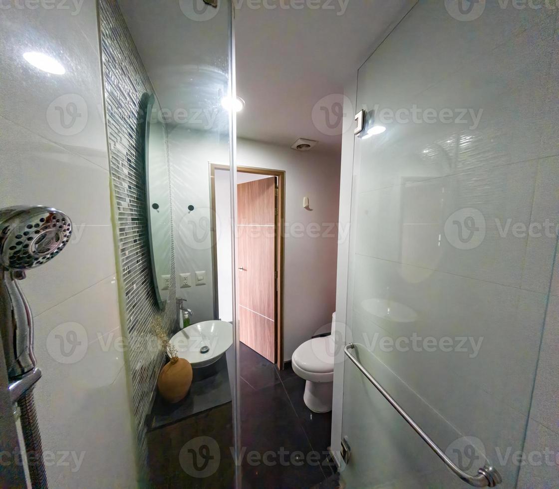 design de interiores de banheiro pequeno moderno. estilo brilhante foto