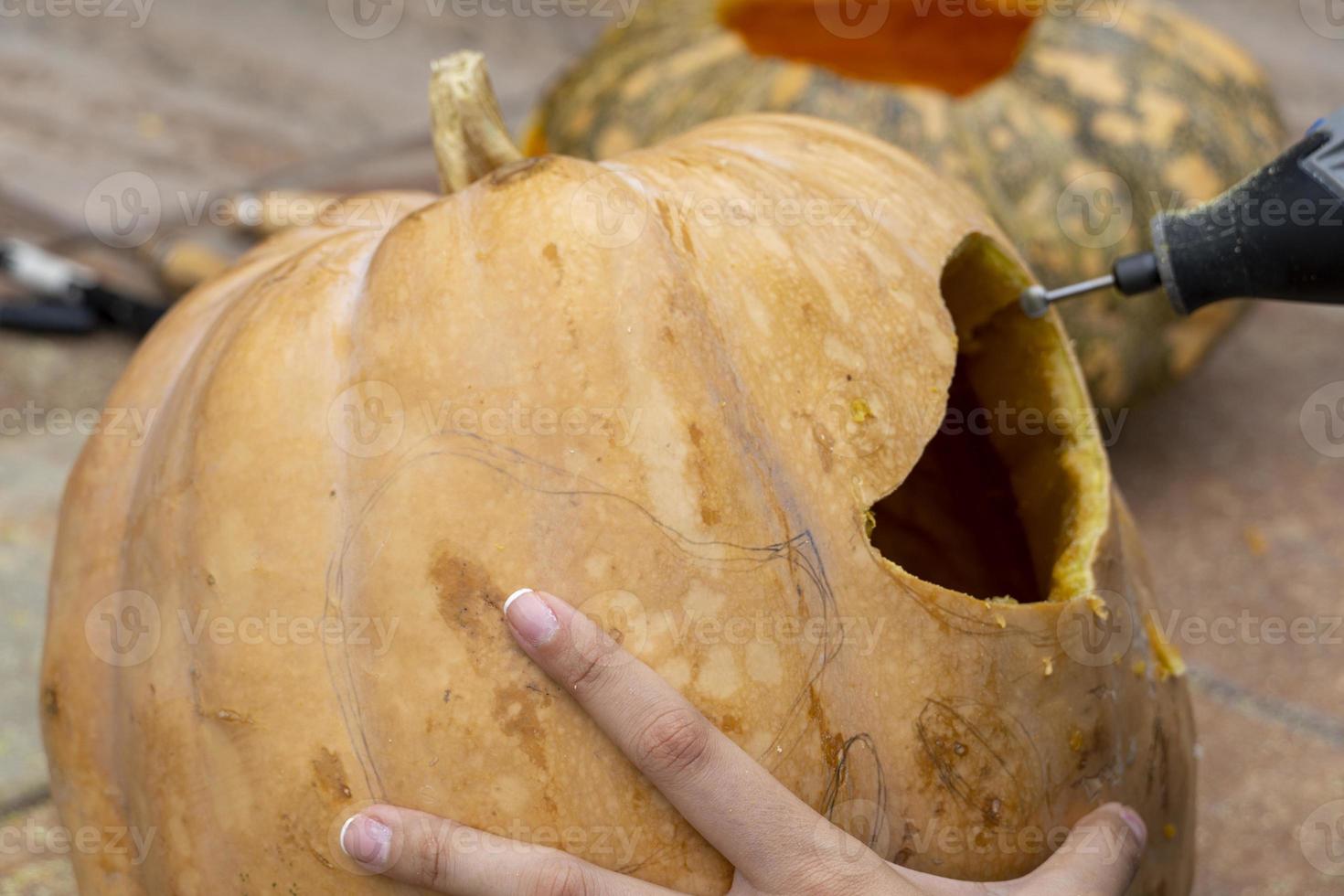 abóbora de halloween brilhante isolada no fundo branco foto