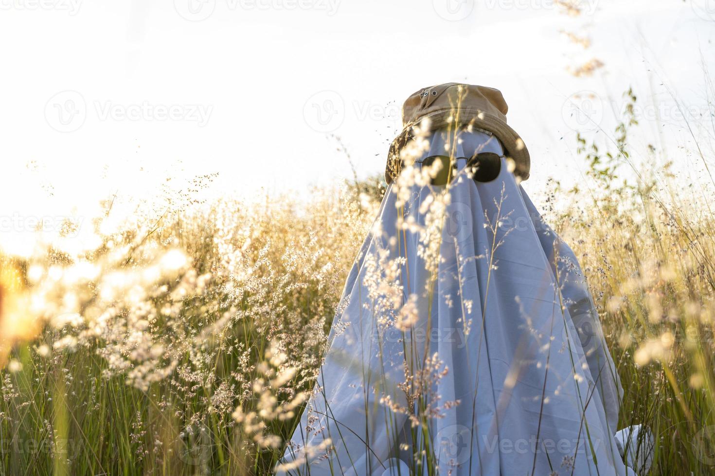 fantasma com chapéu brilhante, fantasma com lençol e óculos de sol com tema de halloween, méxico foto