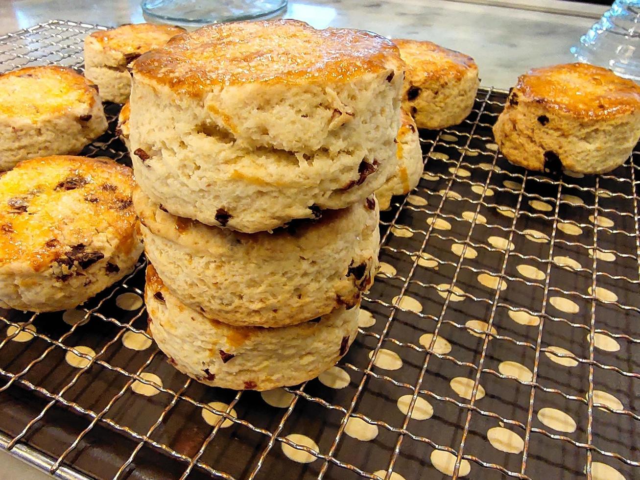 pão acabado de sair do forno, perfumado e delicioso. foto