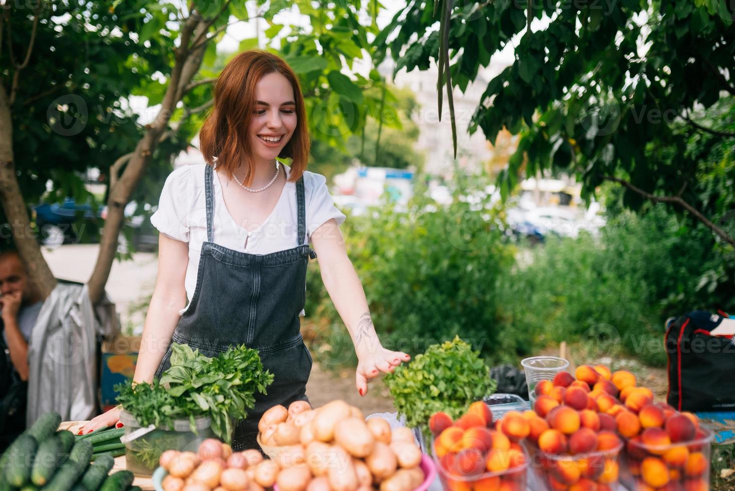 vendedor de mulher no balcão com legumes. conceito de pequena empresa foto