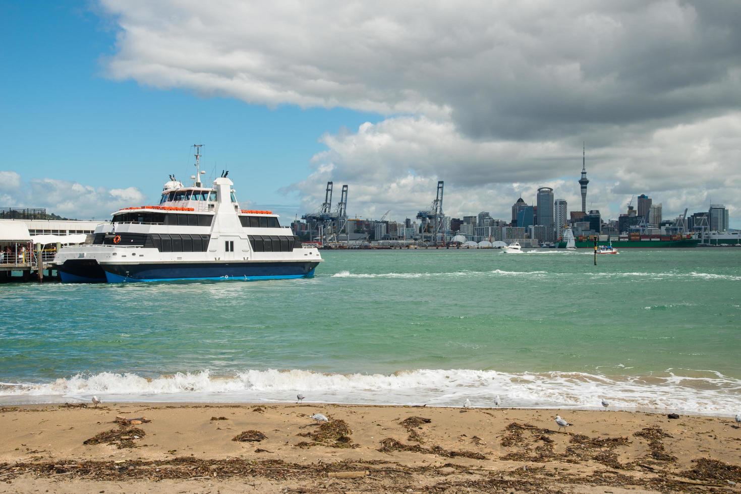 vista da paisagem urbana de auckland de Devonport Wharf. foto