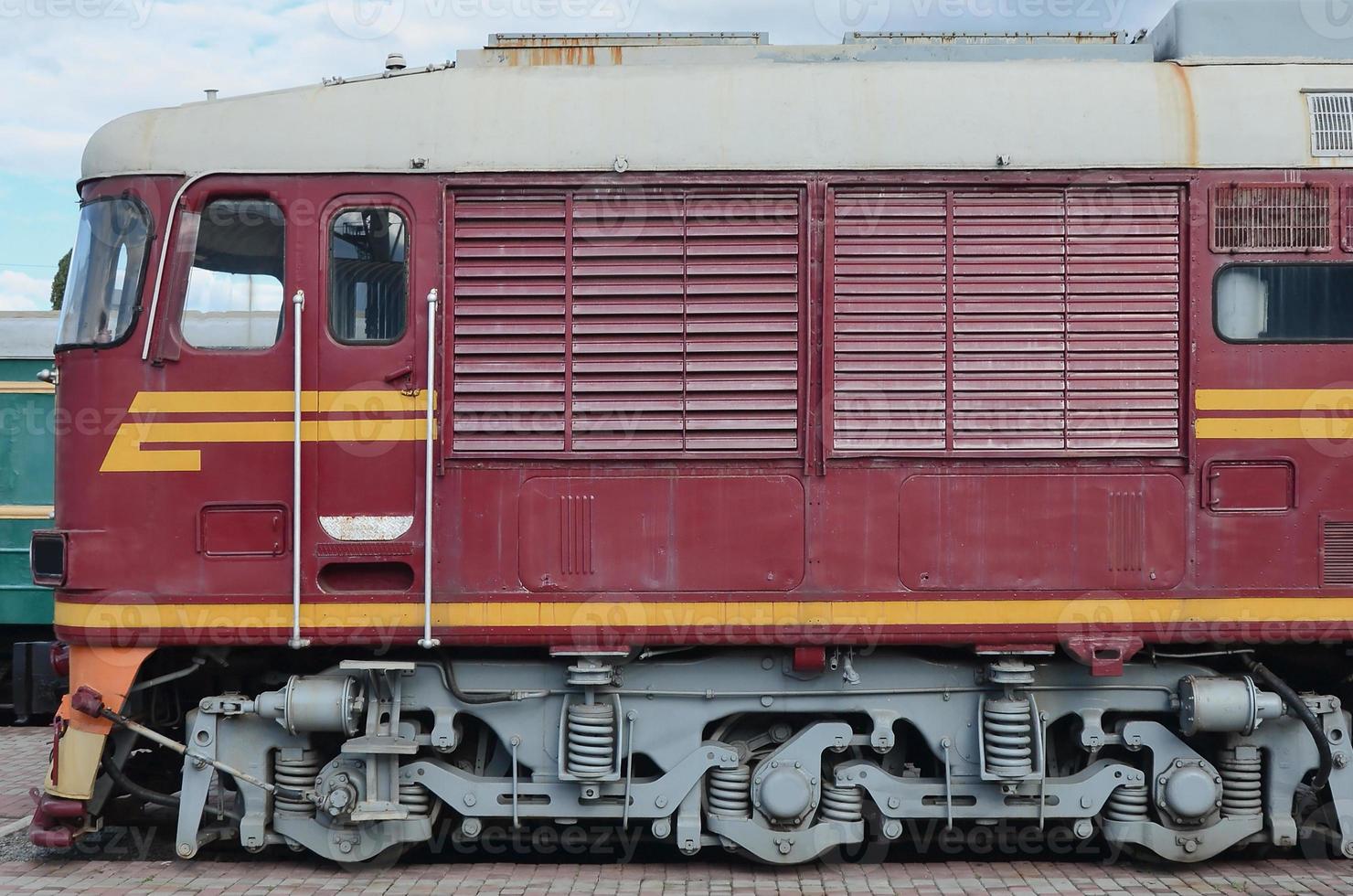 cabine do trem elétrico russo moderno. vista lateral da cabeça do trem ferroviário com muitas rodas e janelas em forma de vigias foto