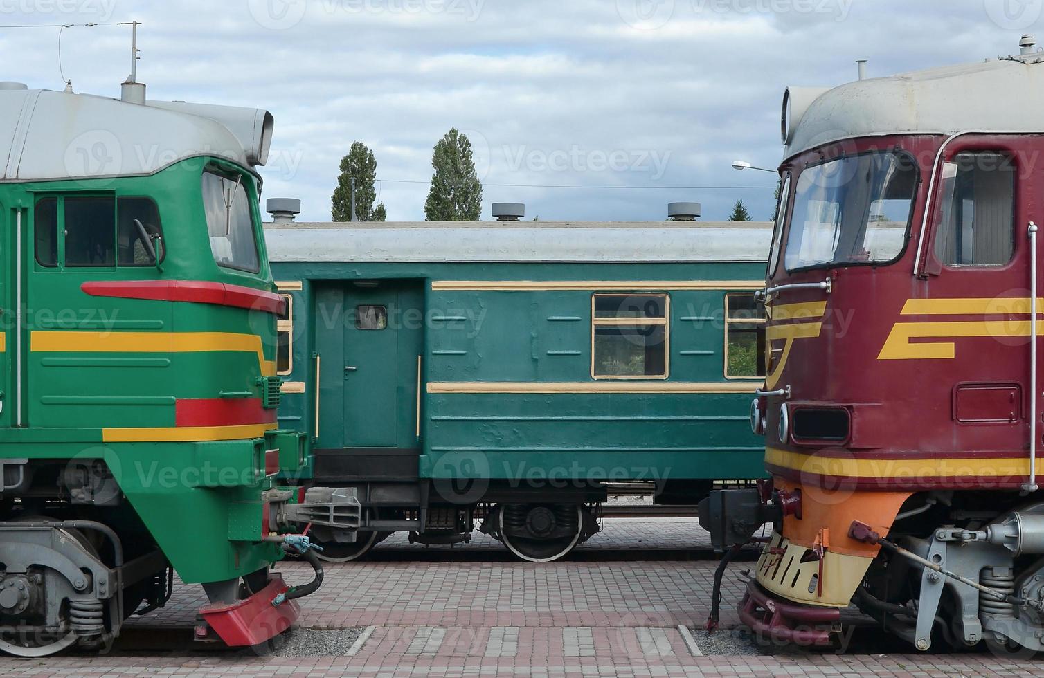 táxis de trens elétricos russos modernos. vista lateral das cabeças dos trens ferroviários com muitas rodas e janelas em forma de vigias foto