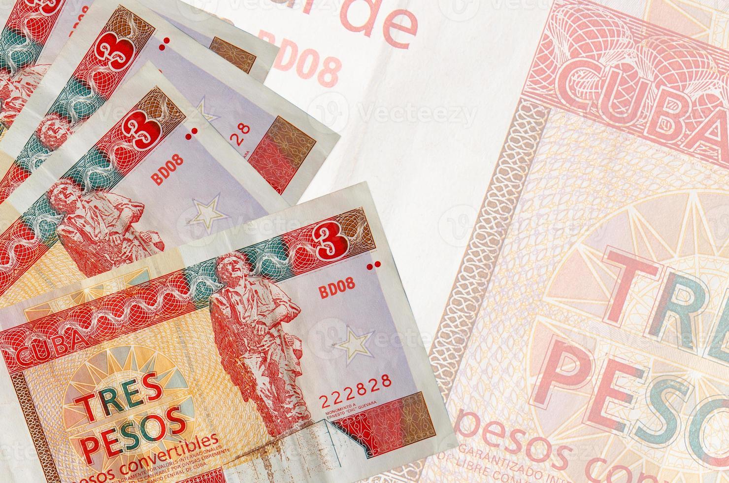 3 contas de conversíveis de pesos cubanos encontram-se na pilha no fundo da grande nota semitransparente. fundo abstrato de negócios foto
