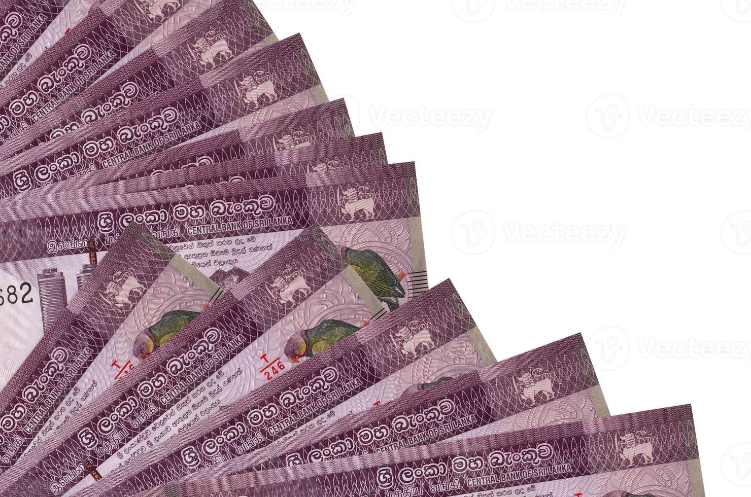500 contas de rúpias do Sri Lanka estão isoladas em fundo branco com espaço de cópia empilhado em ventilador de perto foto