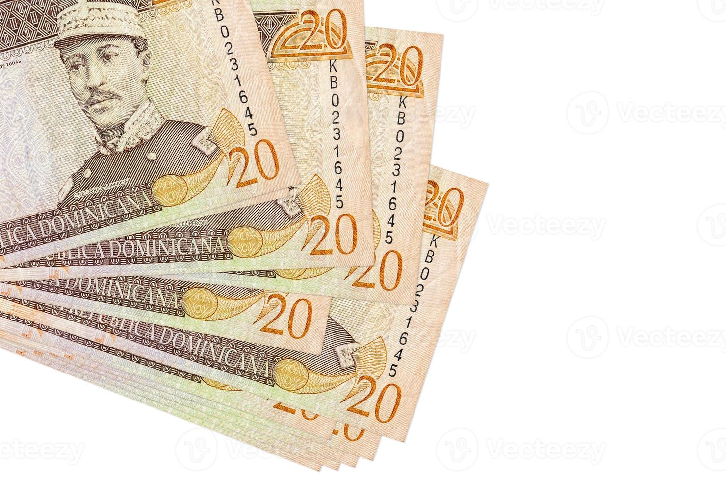 Notas de 20 pesos dominicanos estão em um pequeno cacho ou pacote isolado em branco. maquete com espaço de cópia. negócios e câmbio foto